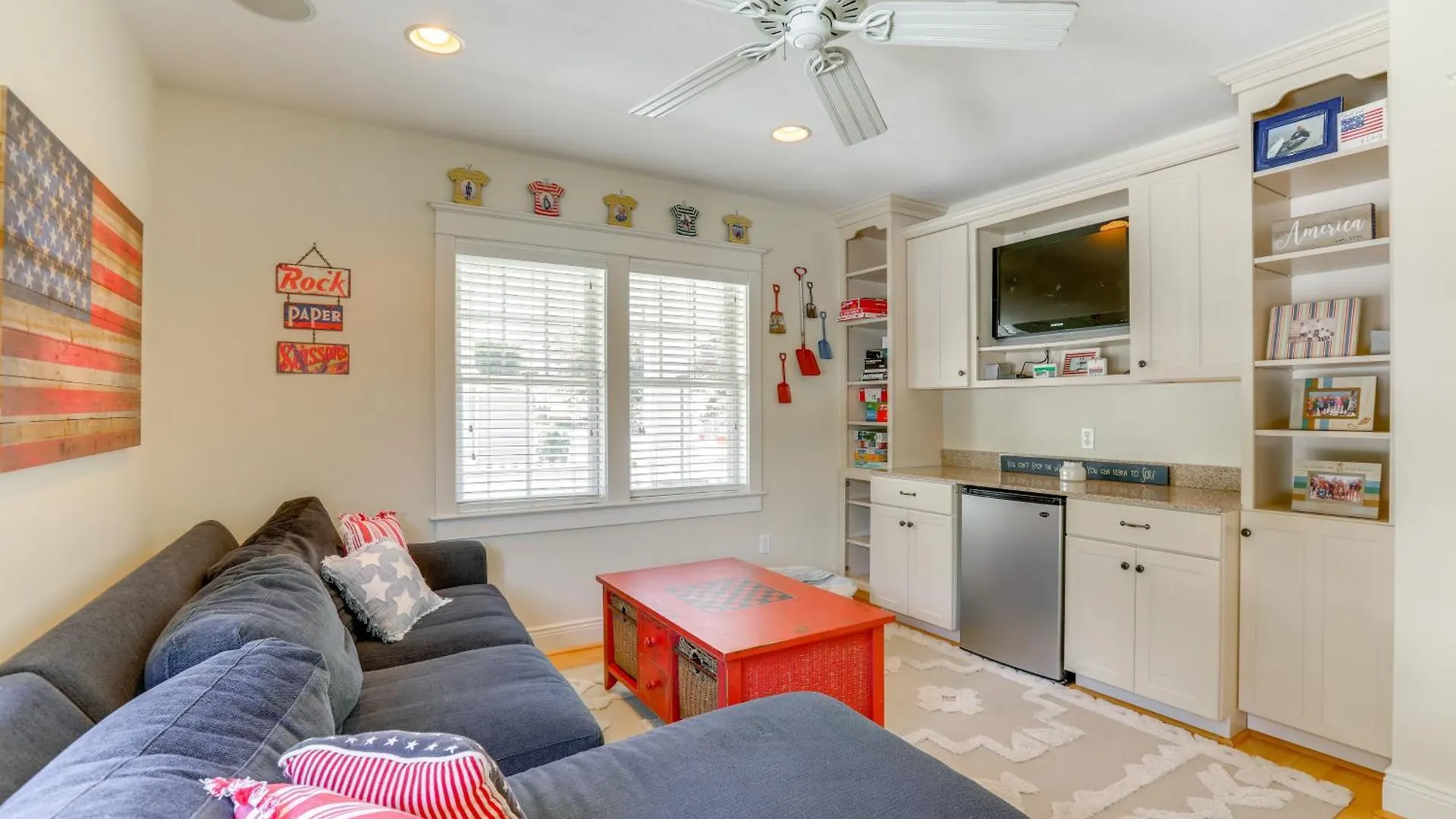 Spacious House - 2 Blocks To Water! *