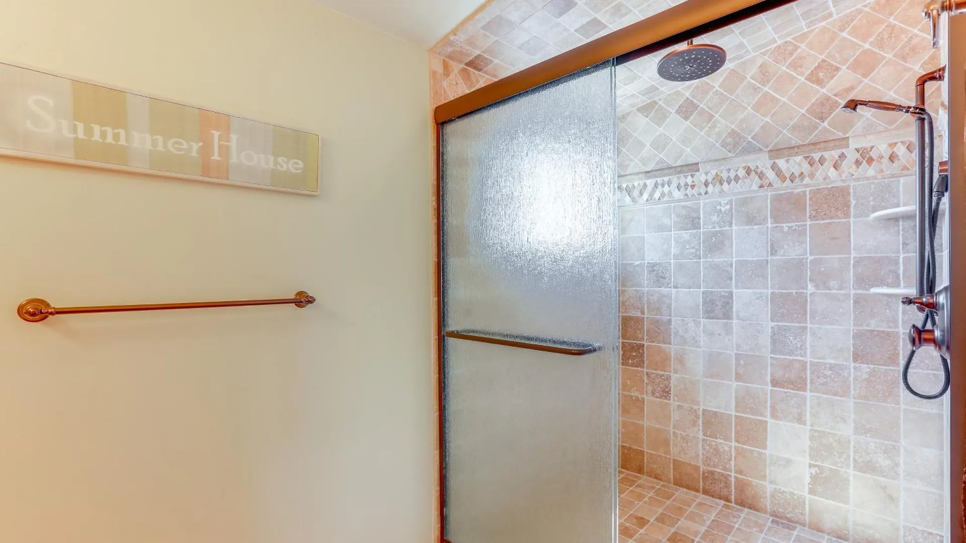 Spacious House - 2 Blocks To Water! *